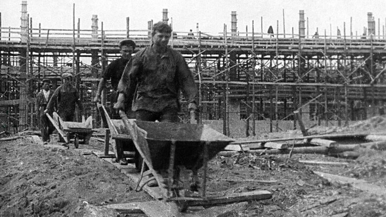 Рабочие на строительстве завода в годы индустриализации