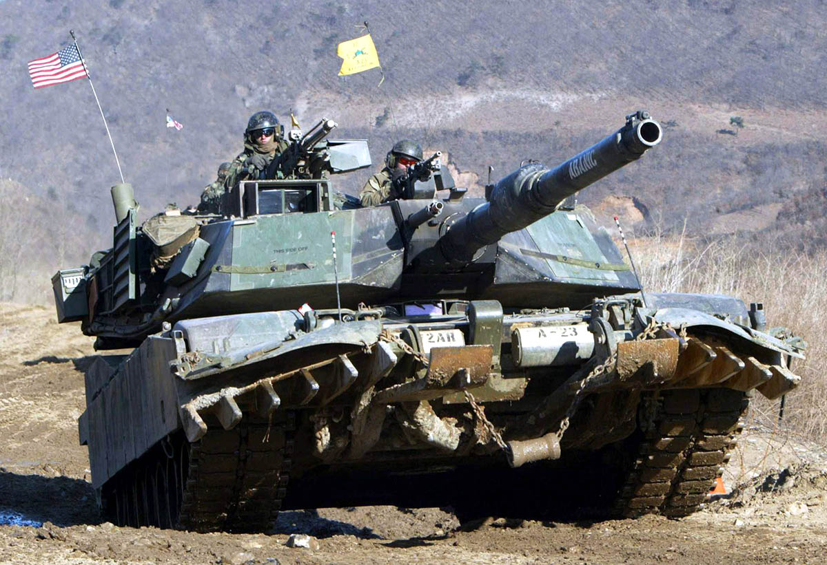 Танк M1A1 Abrams проходит испытания во время учений