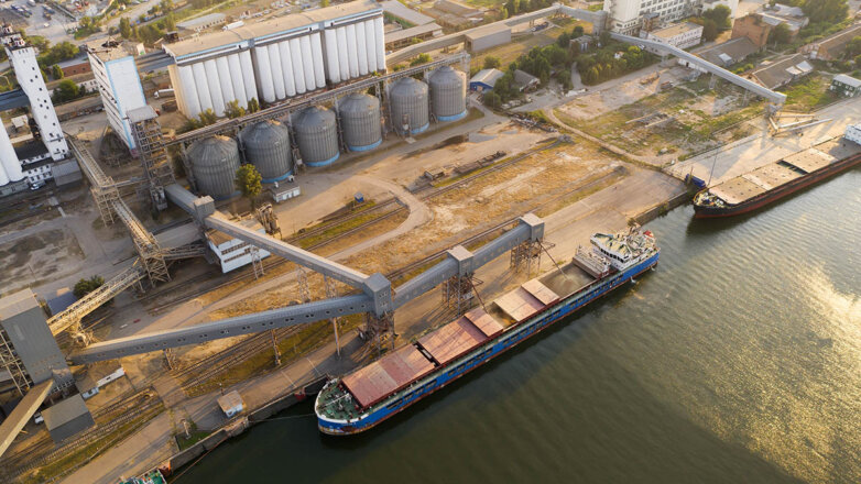 Погрузка судов с пшеничным зерном на экспорт в порту.