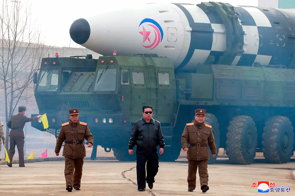 Ким Чен Ын около межконтинентальной баллистической ракеты Хвасон-17