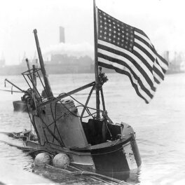 USS S-4 при буксировке на верфь после подъема, 1928.