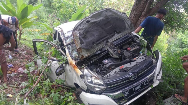 Российские туристы в Индонезии выжили после падения автомобиля с высоты 25 метров