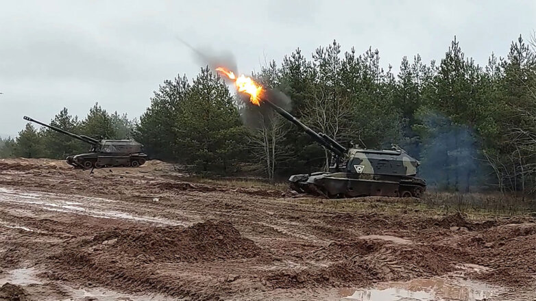 Боевая работа расчетов самоходных гаубиц Мста-С в зоне проведения спецоперации