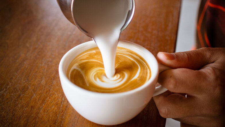 Почему кофе с молоком лучше черного: у напитка обнаружили новую пользу