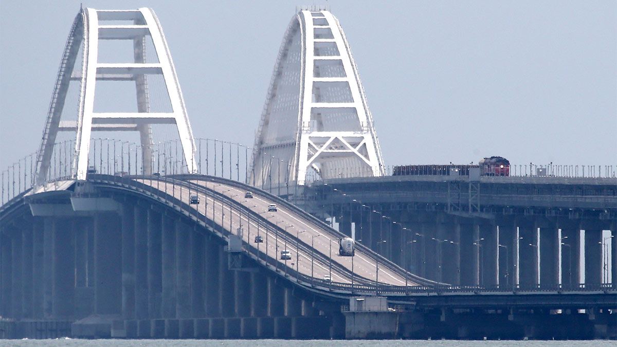 Автомобильное движение по Крымскому мосту возобновили досрочно