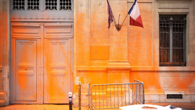 Экоактивисты облили краской фасад Министерства экологического перехода Франции