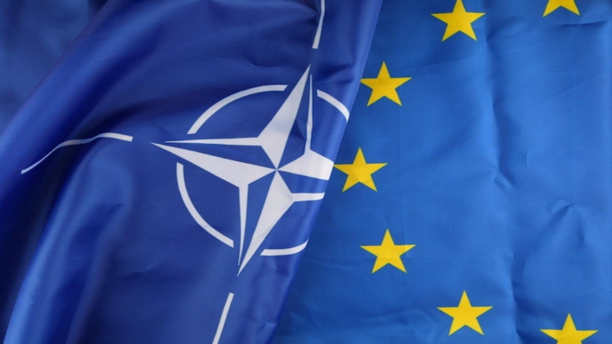 Нато может ввести войска на украину. Флаг НАТО И Евросоюза. НАТО И Евросоюз. Флаги ЕС И НАТО С оружием. ЕС И НАТО подписали соглашение о сотрудничестве.