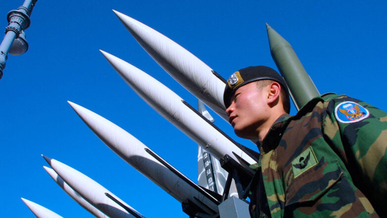 Южнокорейский солдат стоит около ракет в Корейском военном мемориальном музее в Сеуле