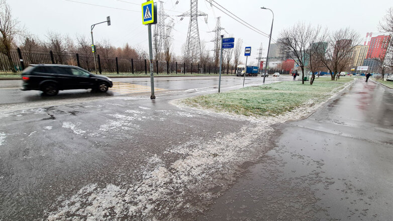 Водителей призвали быть внимательнее на дорогах Москвы из-за снега и гололедицы