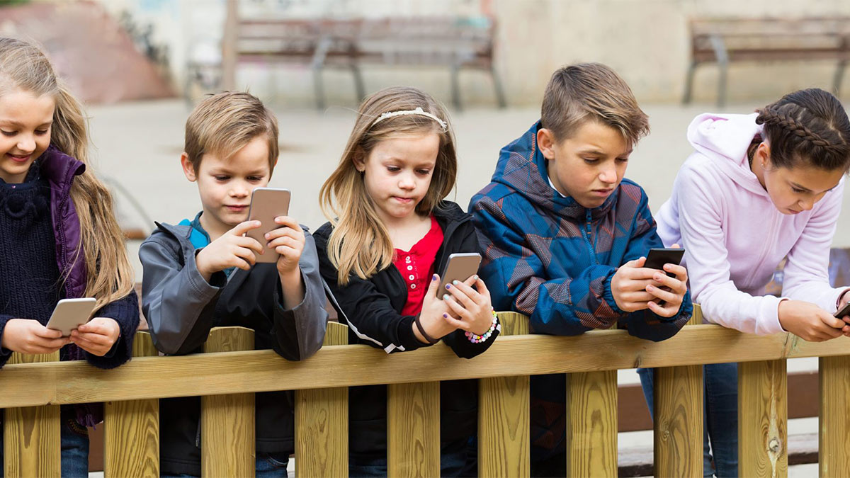 Ребенок стал зависим от игр на смартфоне: психолог назвал причины и признаки проблемы
