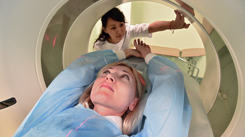 Пациент в клинике во время исследования на томографе