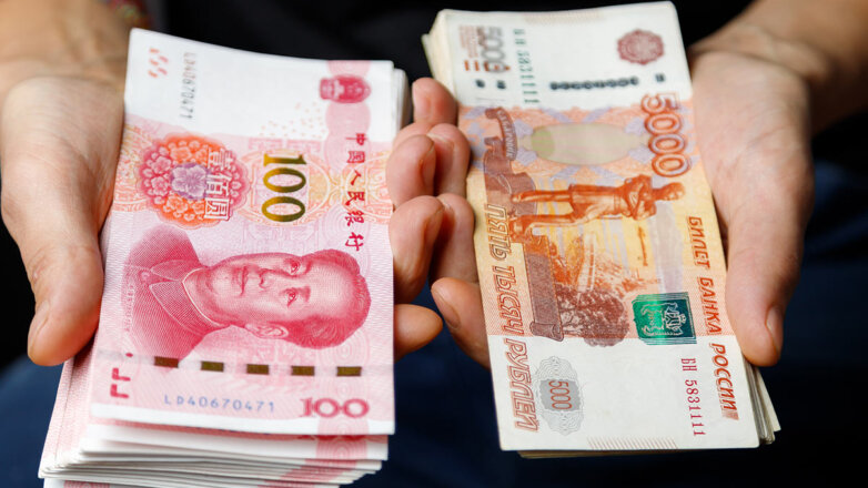 ВТБ: россияне переключились на сбережения в юанях
