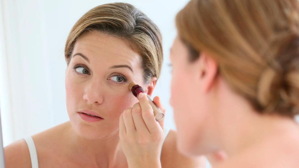 Морщины будут менее заметны: визажист поделилась лайфхаком для макияжа после 40 лет