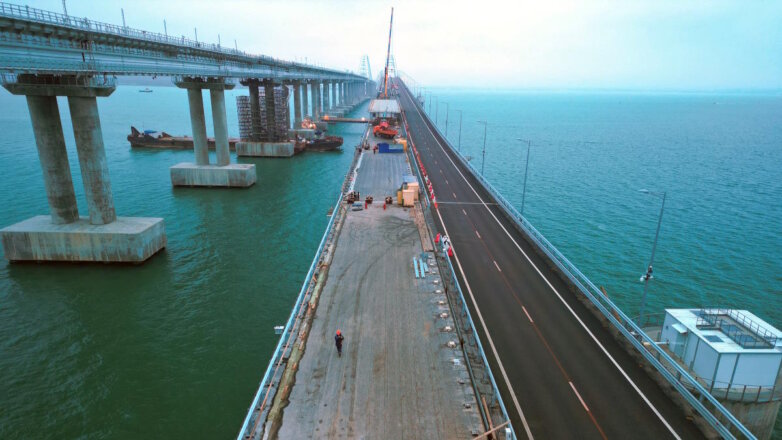 Движение по обеим частям Крымского моста планируют возобновить в марте