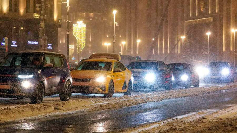 Московских водителей призвали к предельной осторожности на дорогах из-за гололедицы