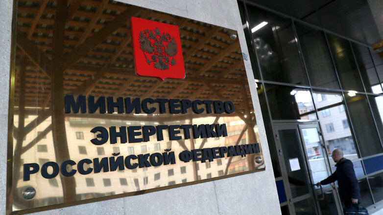 Минэнерго РФ опровергло, что рубль ослаб из-за неконвертируемых рупий от продажи нефти
