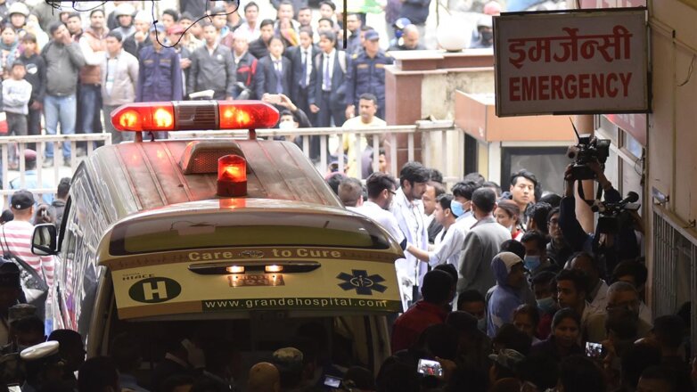 AFP: на месте падения самолета в Непале найдены выжившие