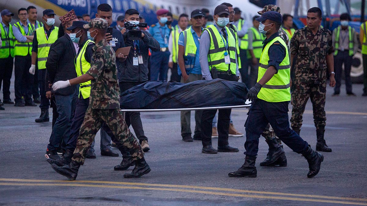 Крушение самолета вчера. Крушение самолёта Tara Air в Непале. Момент крушения АТР 72 В Непале. Тела жертв авиакатастрофы.