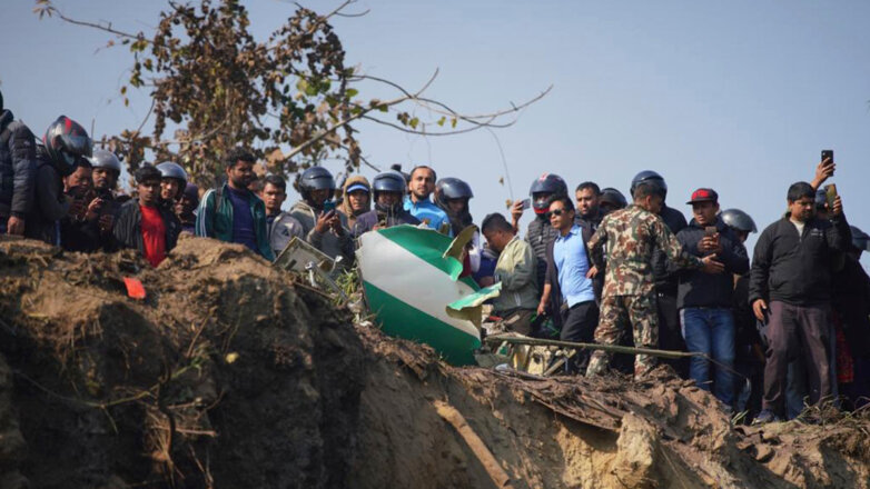 Черный ящик обнаружен на месте крушения пассажирского самолета в Непале
