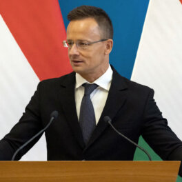 Сийярто: мир следит за мирными усилиями Орбана с уважением и симпатией