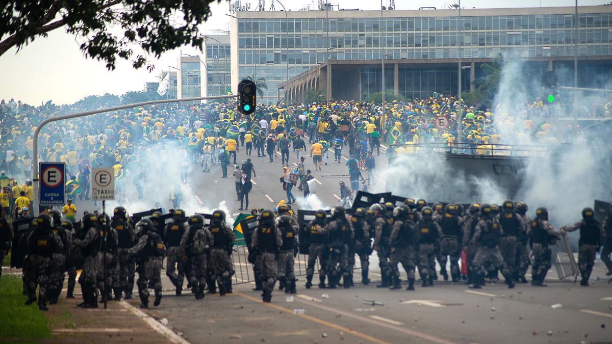 Россиянам рекомендовали избегать мест массового скопления людей в столице Бразилии