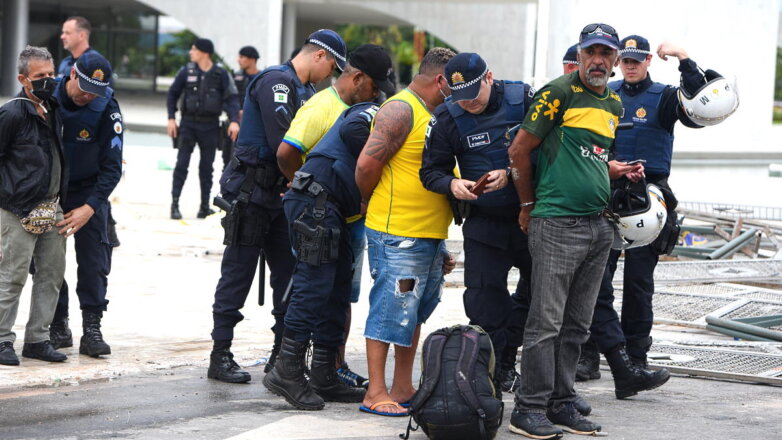 Около 1,5 тысячи протестующих задержали в Бразилии