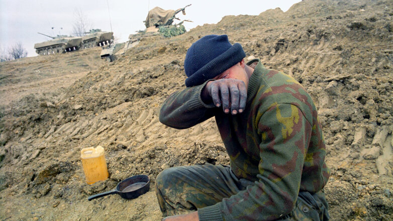 Солдат переживает гибель своего боевого товарища во время чеченской войны