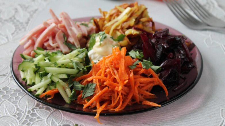 Недорого и вкусно: салат из ярких овощей и колбасы
