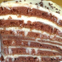 Недорого и вкусно: нежный торт на сковороде, который готовится за 30 минут