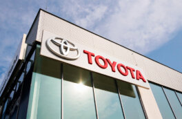 СМИ: Toyota первой из автогигантов возобновила поставки запчастей в Россию