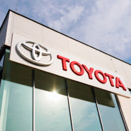 СМИ: Toyota первой из автогигантов возобновила поставки запчастей в Россию