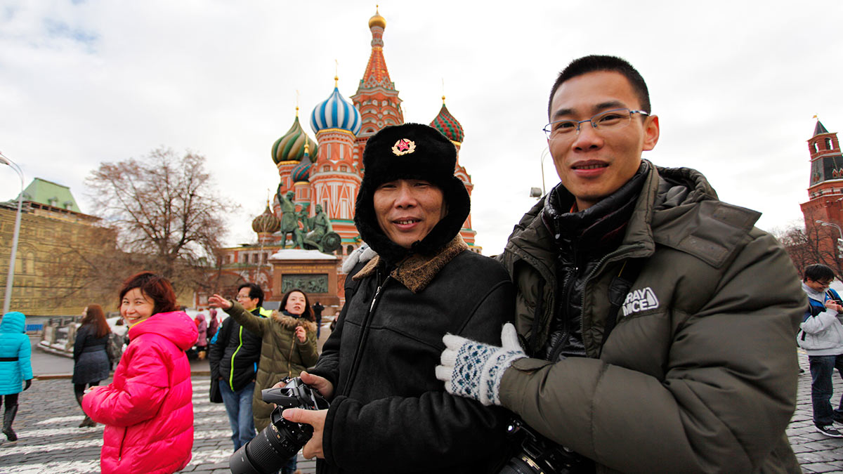 Нужна ли в китай. Китайцы в Москве. Китайские туристы в Москве. Китайский экскурсовод. Китайцы в России.