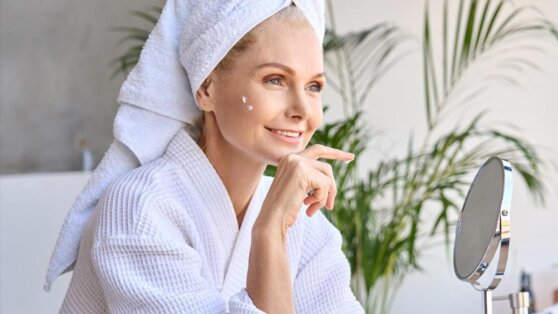 Уход за возрастной кожей: 2 ошибки при очищении лица, которые 