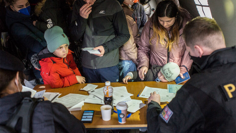 Украинские беженцы в очереди на получение вида на жительство в пражском отделении полиции
