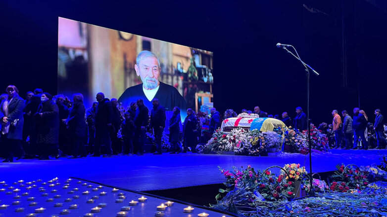 Вахтанга Кикабидзе похоронили в Тбилиси рядом с матерью