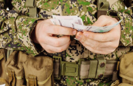 Зарплаты военных и ряда госслужащих с октября проиндексируют на 7,6%