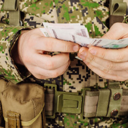 Зарплаты военных и ряда госслужащих с октября проиндексируют на 7,6%