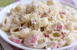 30 минут на кухне: макароны с крабовыми палочками и чесноком