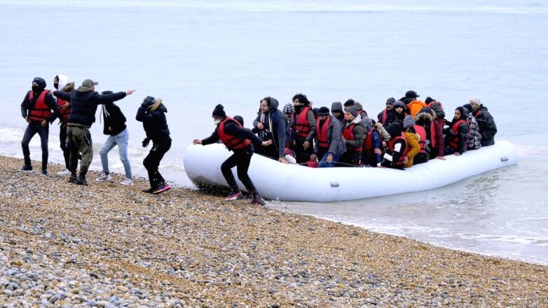 мигранты на лодке