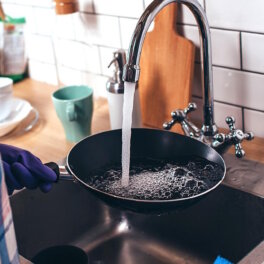 Жир сам отстанет от посуды: неожиданный совет англичанок для легкого мытья сковородок