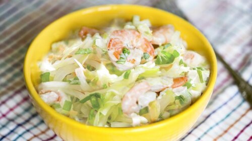 Салат с креветками, пекинской капустой и кукурузой — рецепт с фото пошагово