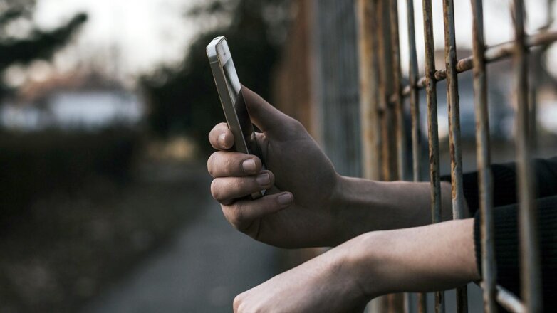 Кабмин поддержал идею уголовной ответственности за передачу мобильных в тюрьмы