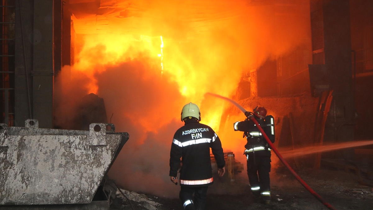 В Азербайджане загорелся завод по переработке золота, 8 человек пострадали