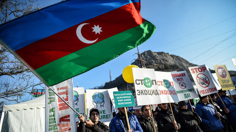 Азербайджанский активист-эколог размахивает национальным флагом во время акции протеста в Лачинском коридоре