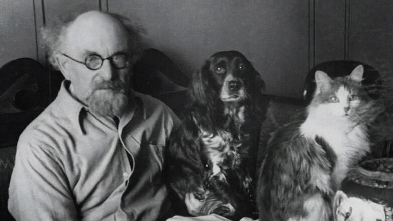 Писатель Михаил Пришвин с собакой и кошкой, 1946 год