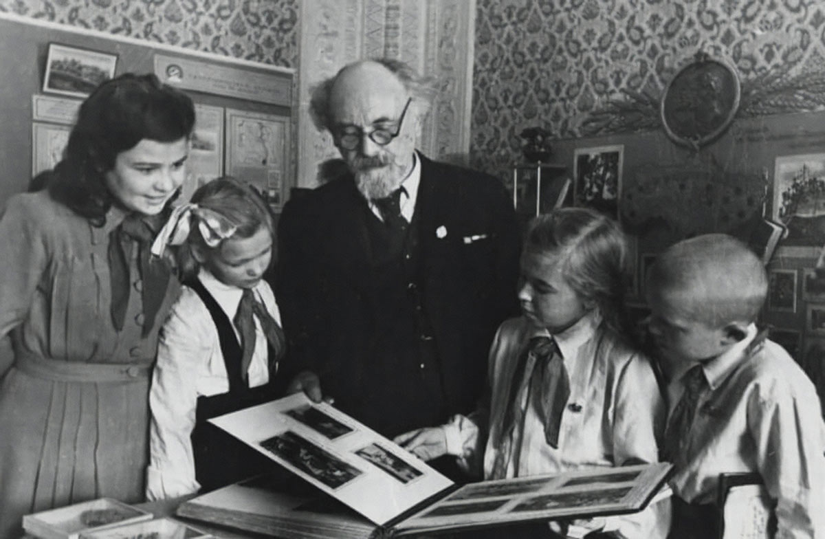 Писатель Михаил Пришвин с детьми, 1946 год