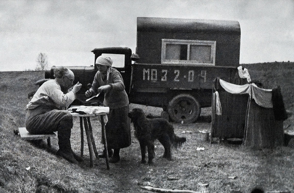 Писатель Михаил Пришвин около своего автофургона, 1938 год