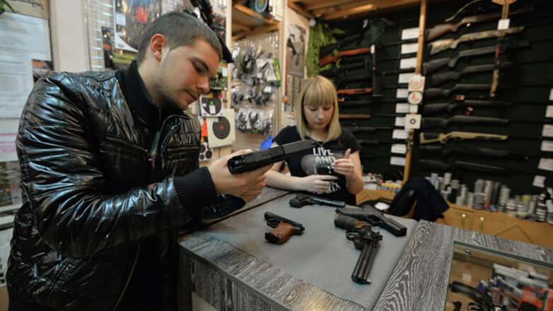 Продажа оружия в оружейном магазине