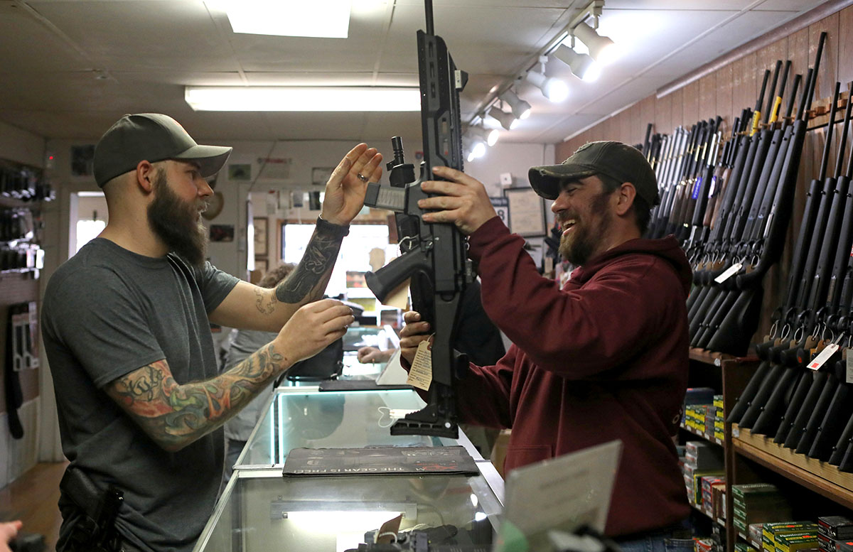 Покупатели в оружейном магазине Frontier Arms & Supply в США