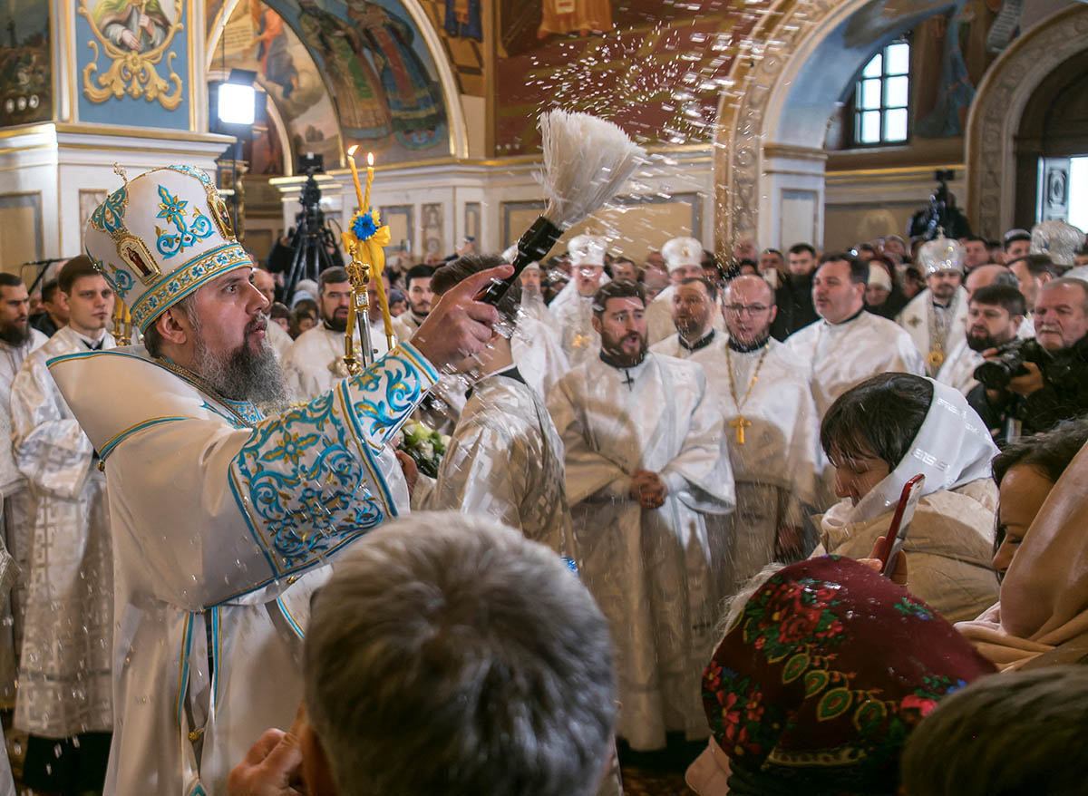 Митрополит Епифаний I во время богослужения в православный праздник Крещения Господня в Успенском соборе на территории Киево-Печерской Лавры